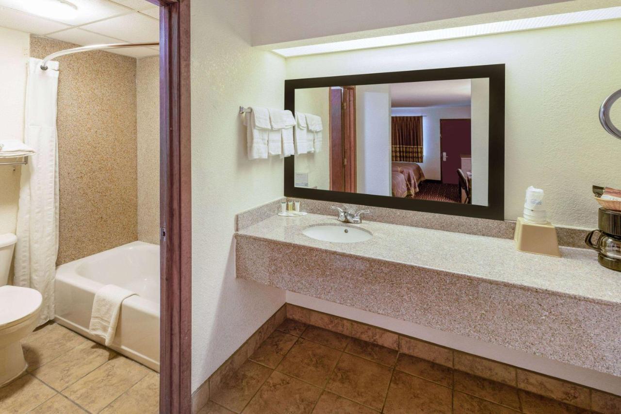 Hotel Super 8 By Wyndham Seguin Exteriér fotografie